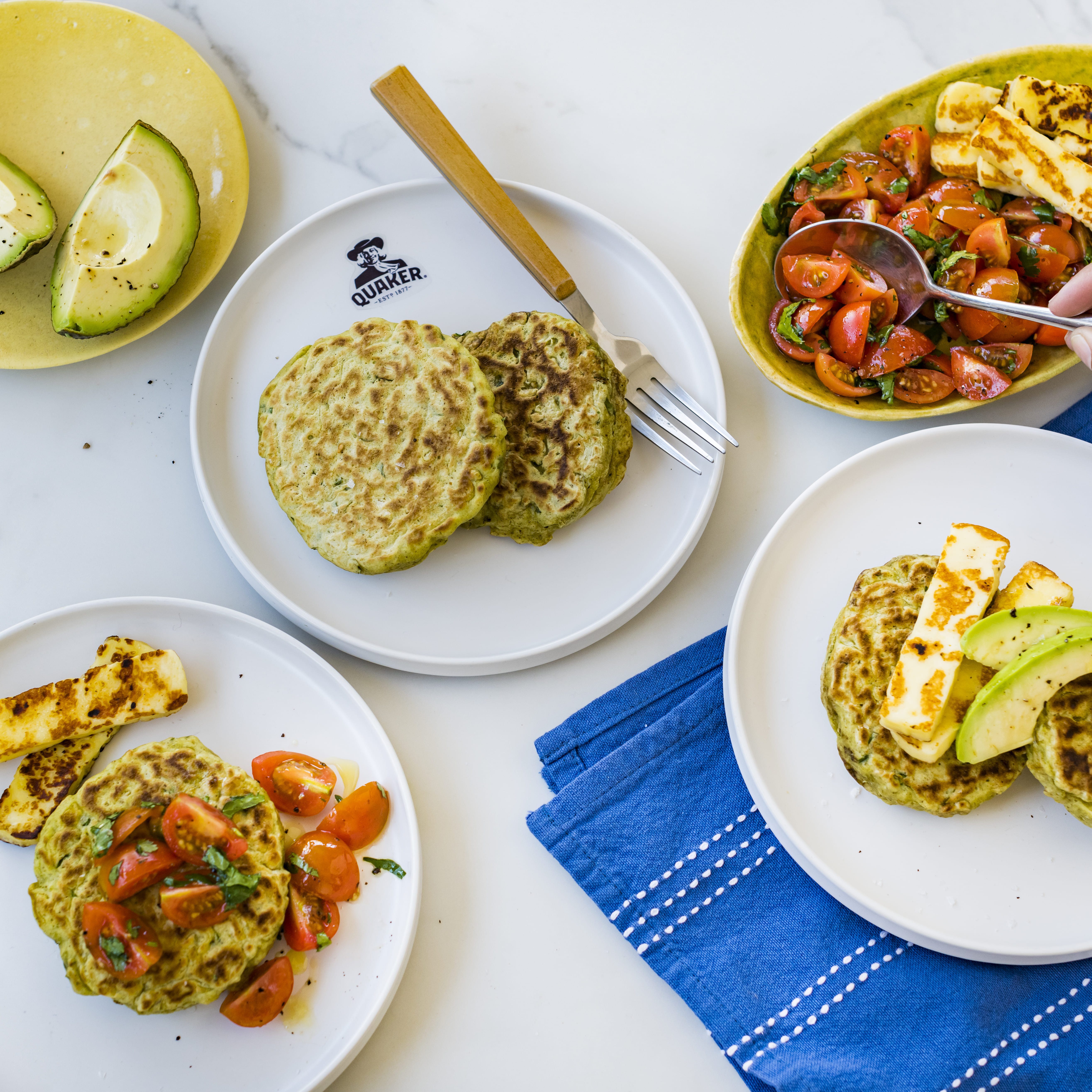 Avocado, Koriander & Moringa Pannenkoeken in Amerikaanse stijl, met Tomatensaus en gegrilde Halloumi